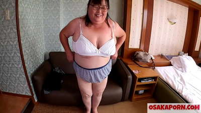 Lihava japanilainen äiti näyttää valtavat tissinsä ja nauttii seksilelusta. 51-vuotias aasialainen äiti kertoo seksikokemuksistaan. Yukiko 1 OSAKAPORN lihava milf